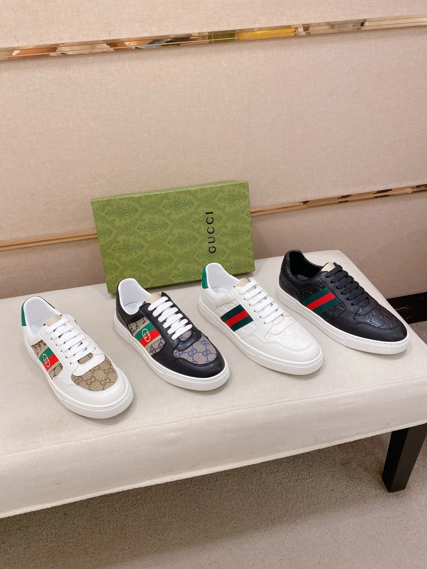 Men's shoes💰 440💰The new GUCCI (Gucci) counters are launched simultaneously. The new men's shoes, 😘fabrics are selected from imported cowhide, and the lining is sheepskin lining. 👍🏿 High-end ☄️ air-cushion molded anti-slip rubber outsole, exquisite lines, simple and elegant, comfortable and high-end for leisure travel. Code number: 38 to 44 (45 can be customized and cannot be returned or exchanged)